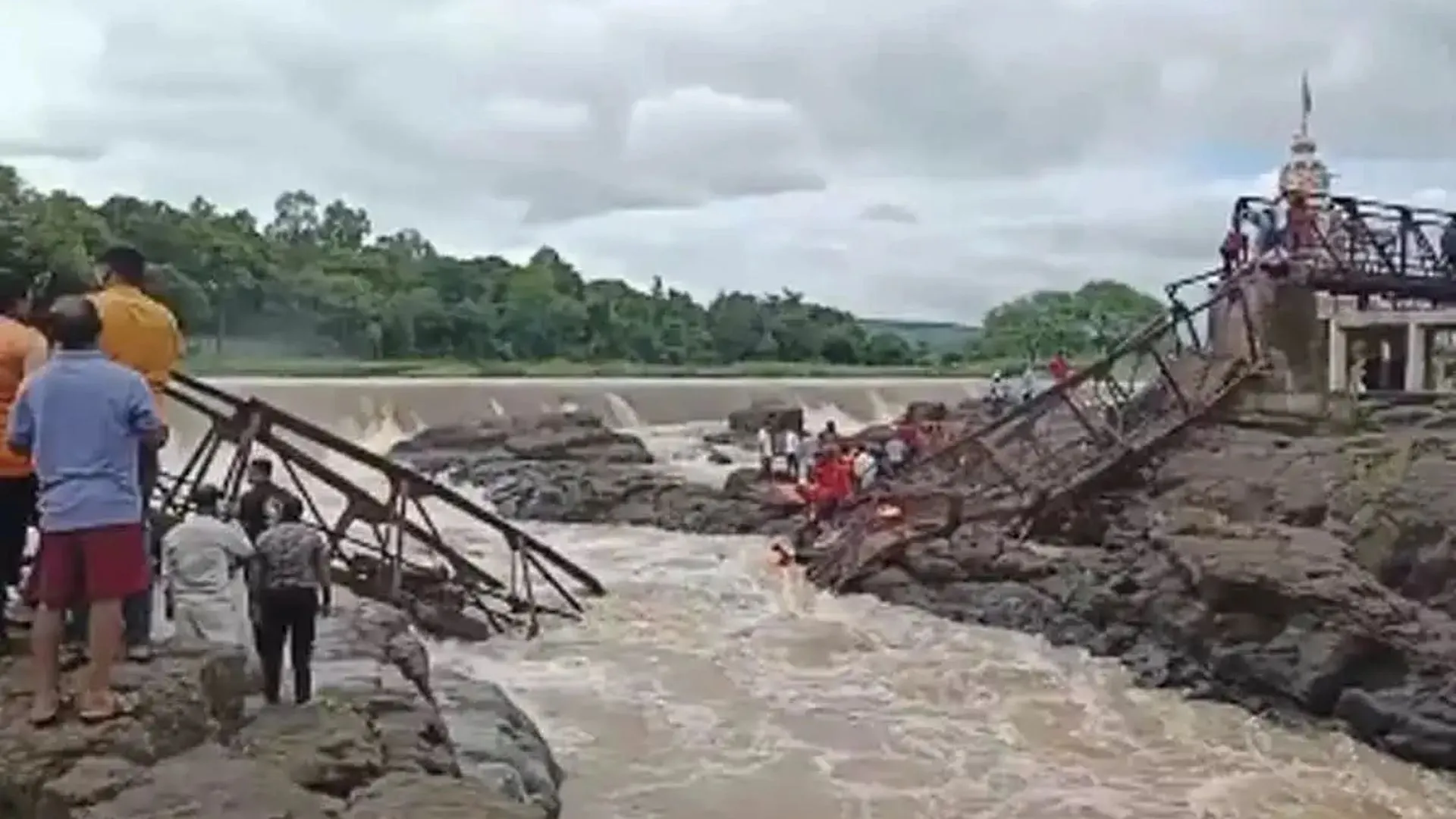 6 Killed in Bridge Collapse Near Pune, Rescue Operations Underway