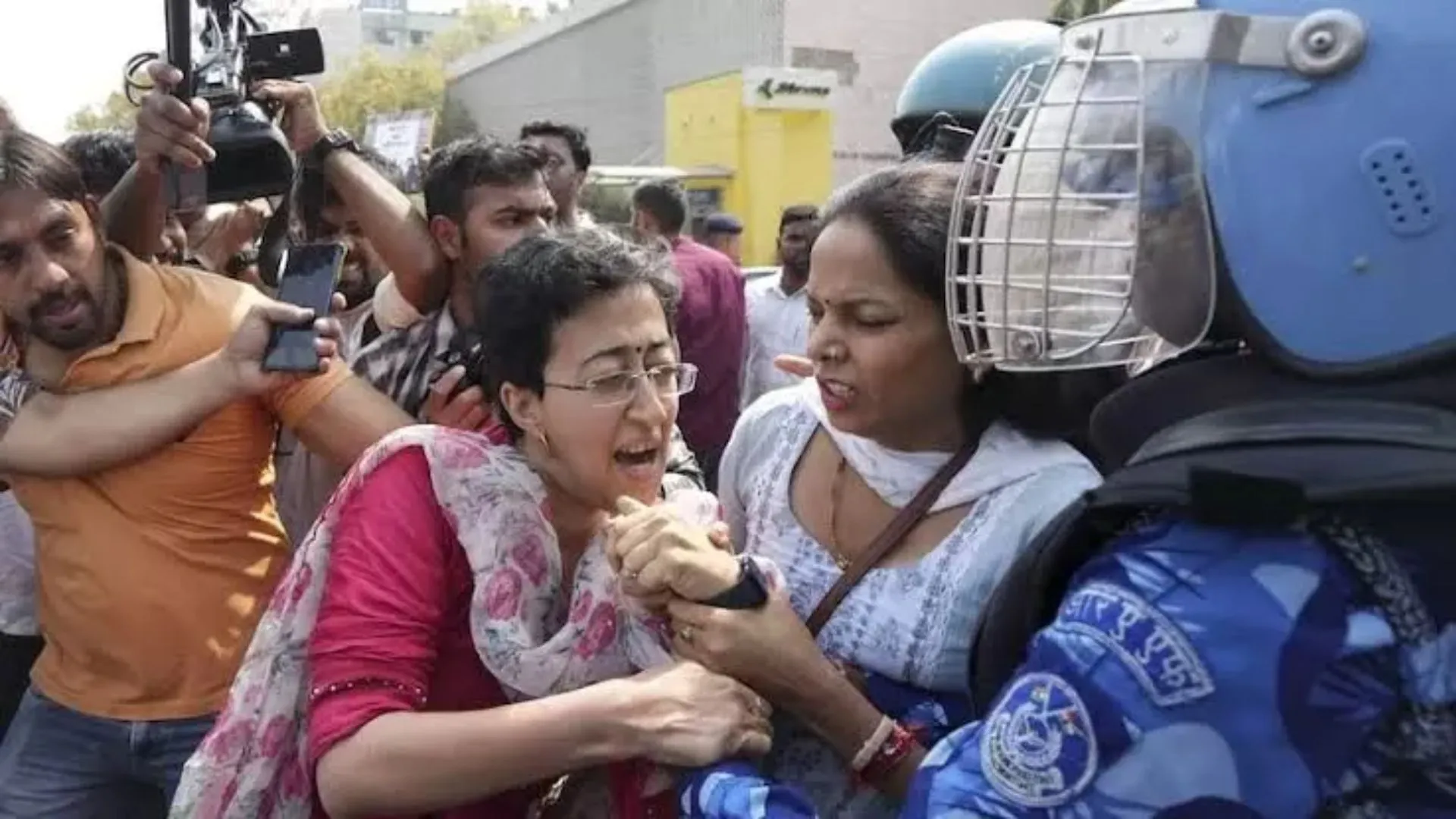 Atishi Detained While Protesting DDA Demolition in Kalkaji