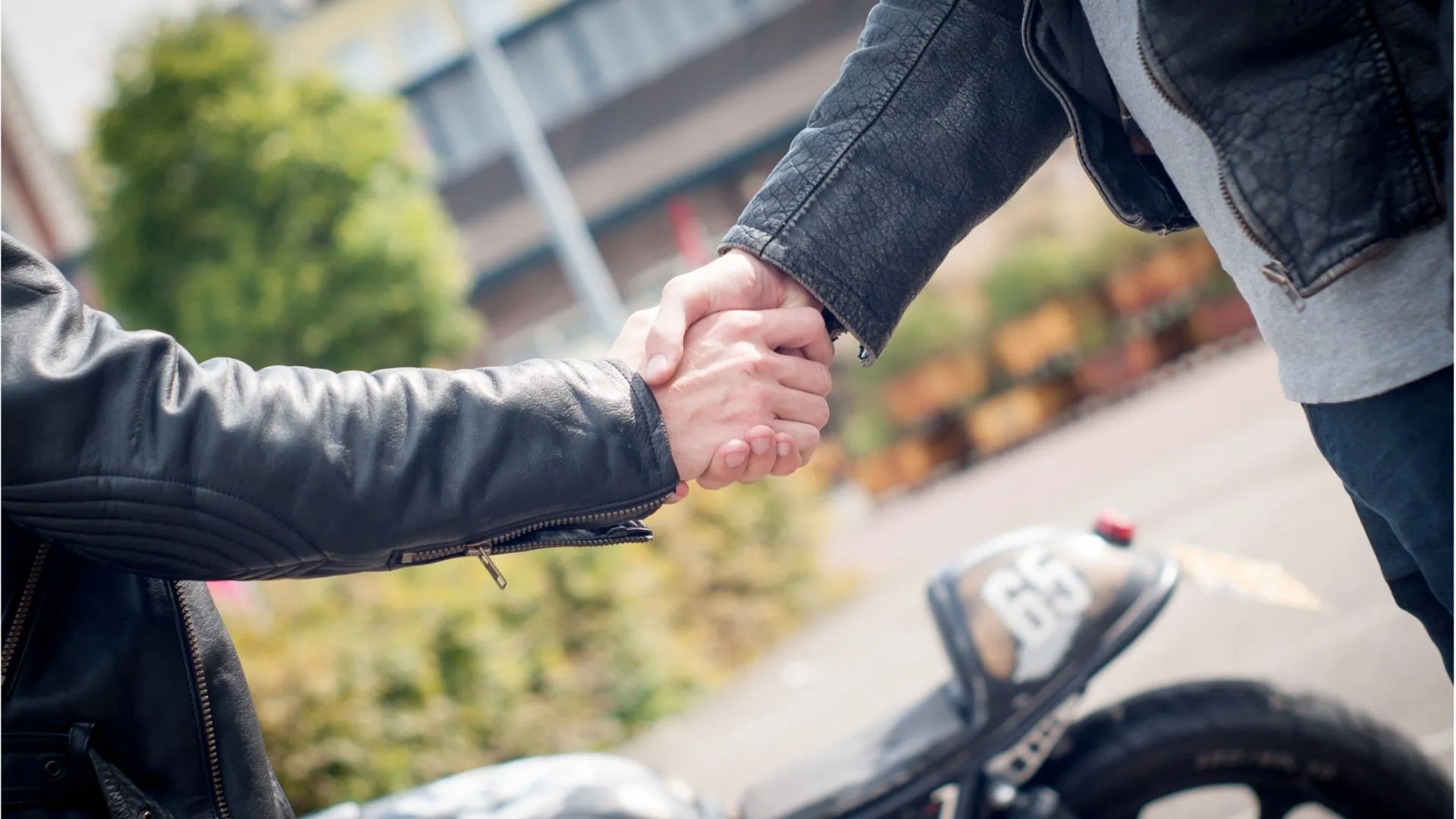 Bengaluru Driver and Biker Settle Accident with Handshake | VIRAL