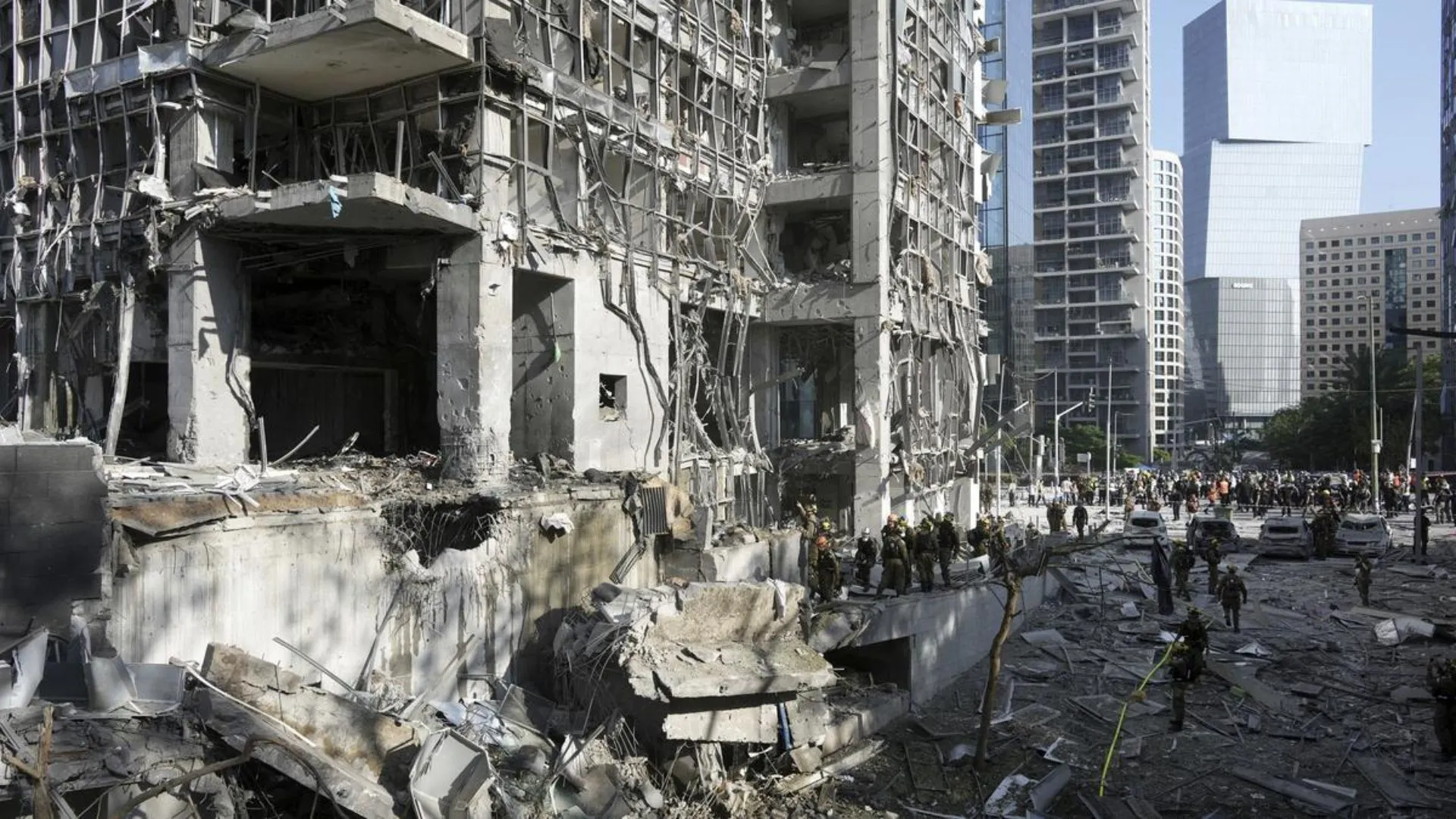 Iran Launches Missiles at Israel, Hospital and Tel Aviv Suffer Heavy Damage