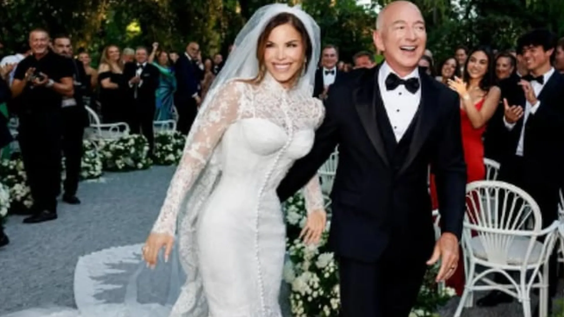 Jeff Bezos Marries Lauren Sanchez in Venice—First Photo of Newlyweds Revealed