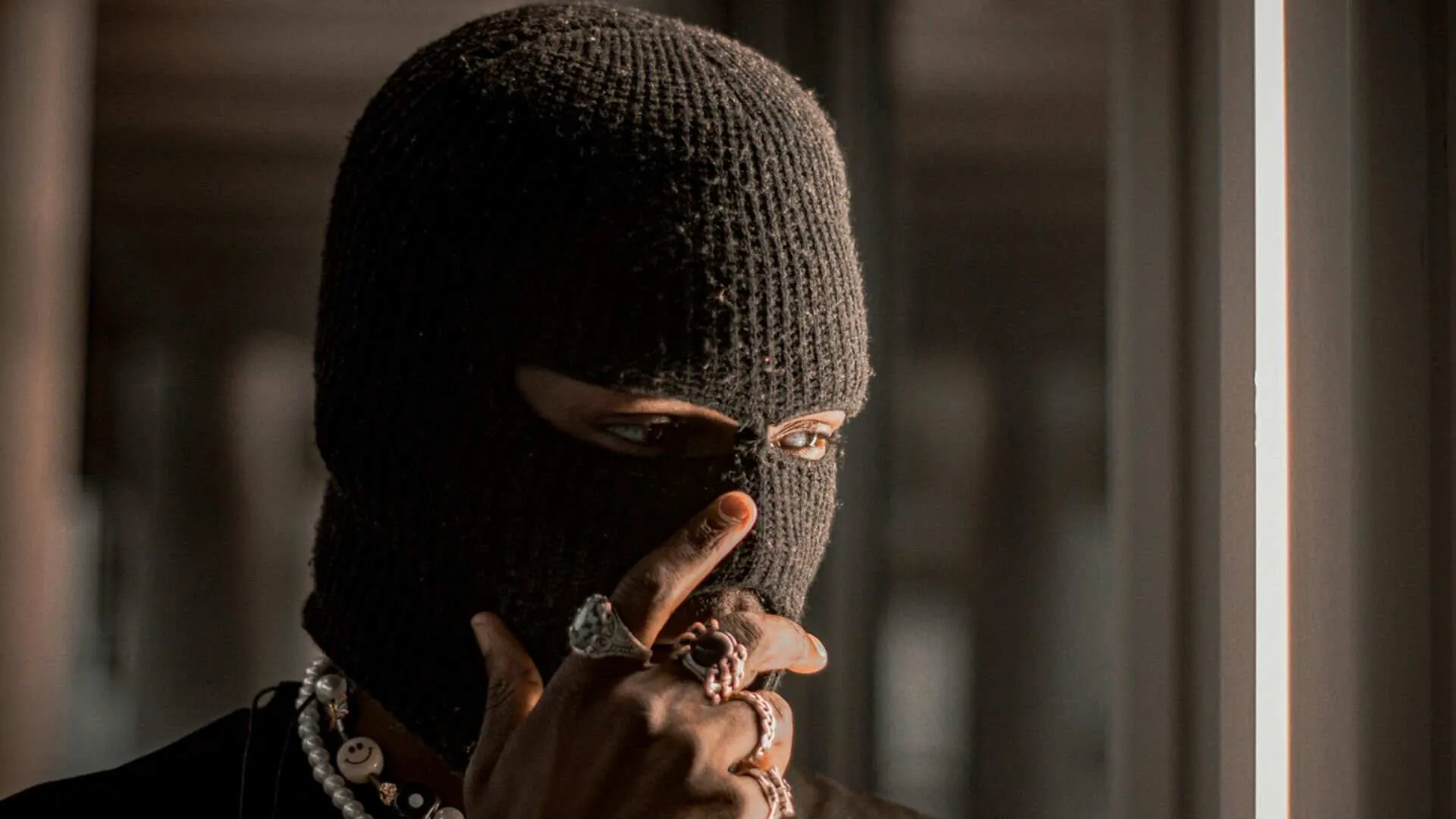 Knife-Wielding Robber Escapes with Rs. 40 Lakh in Hong Kong Bank Heist