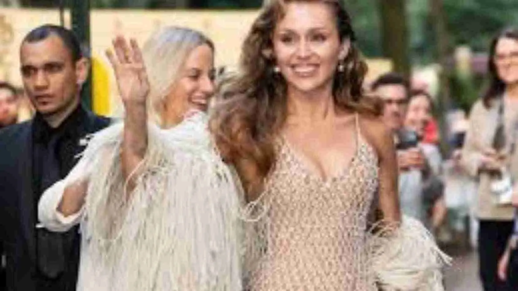 Miley Cyrus Heckled Into Singing At Tribeca Premiere After Fans Misread Screenings