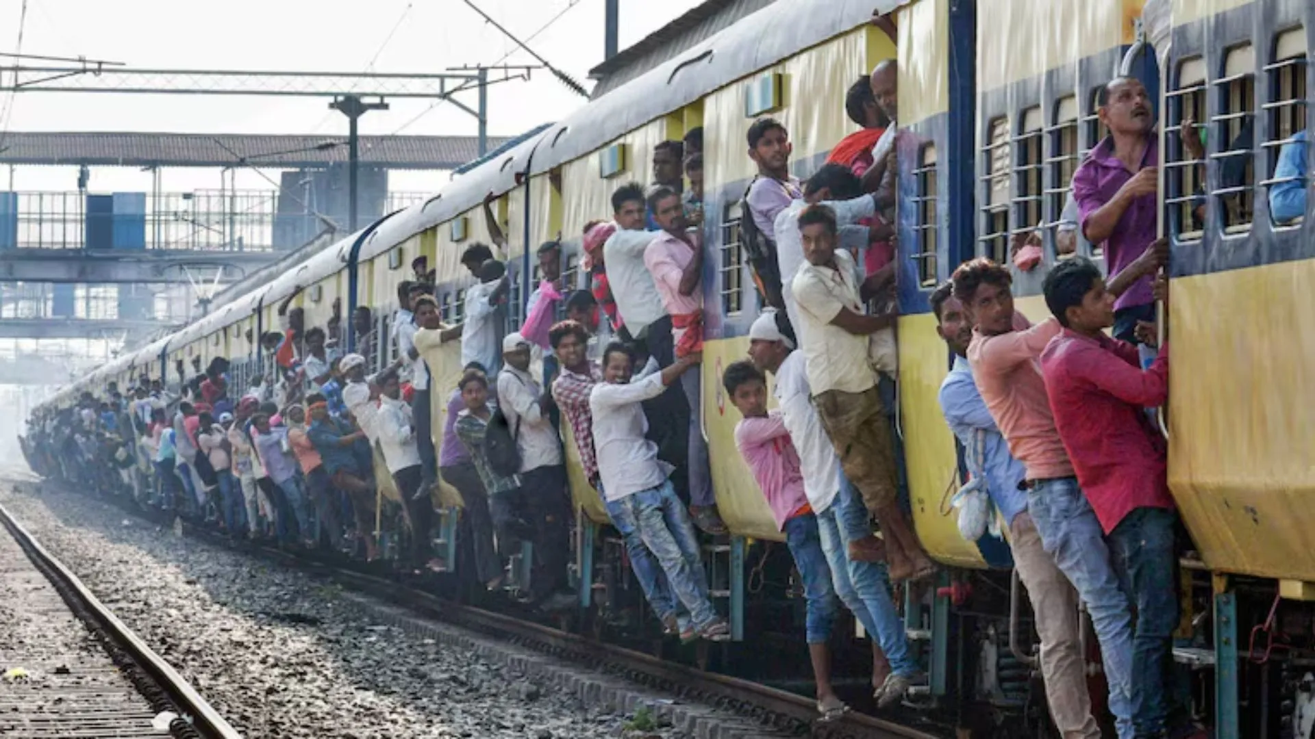 Mumbai Train Horror: 4 Dead, Several Injured in Peak Hour Mishap