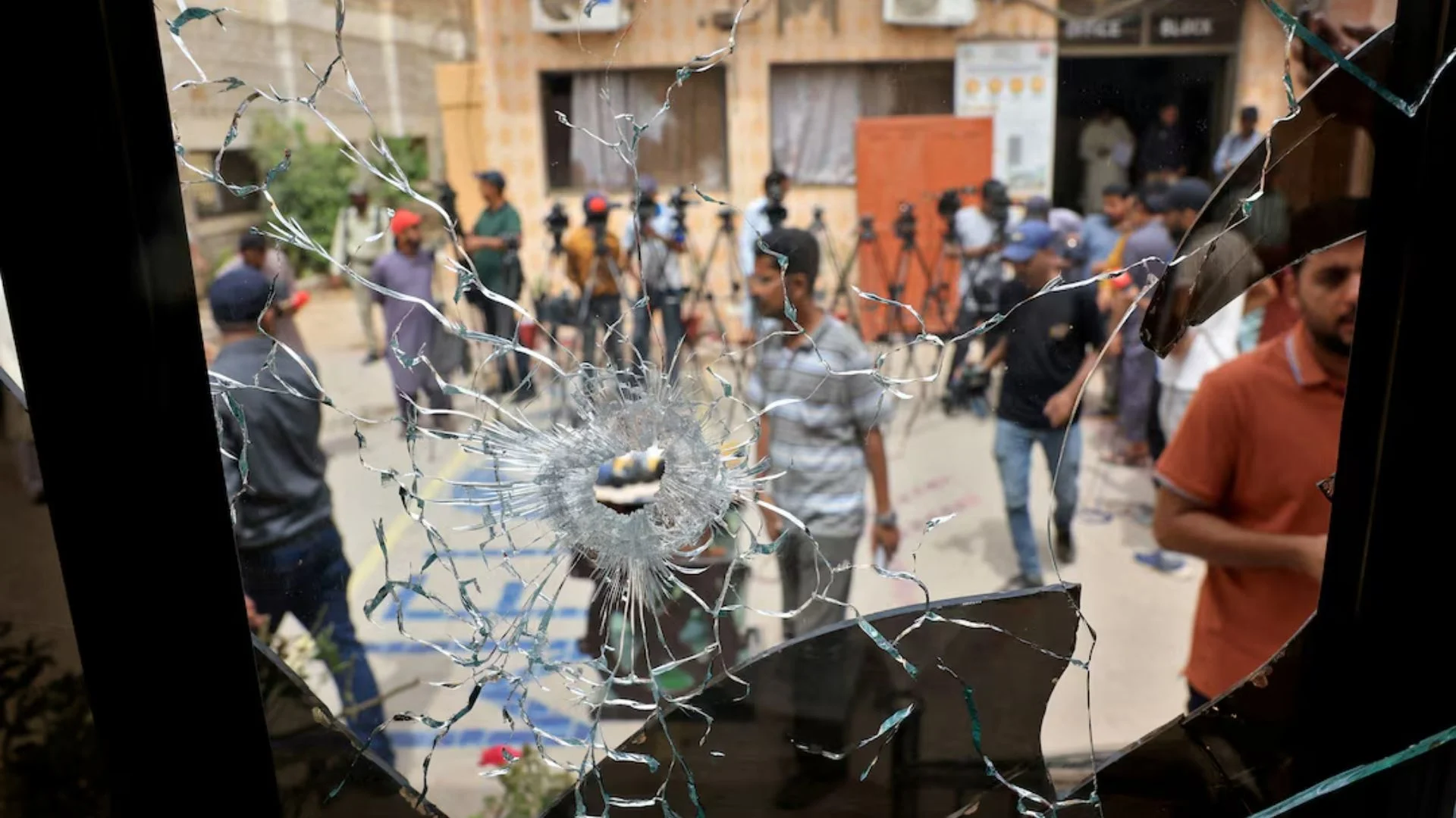 Earthquake Panic Sparks Chaos: Over 200 Inmates Flee Karachi Jail In Daring Escape