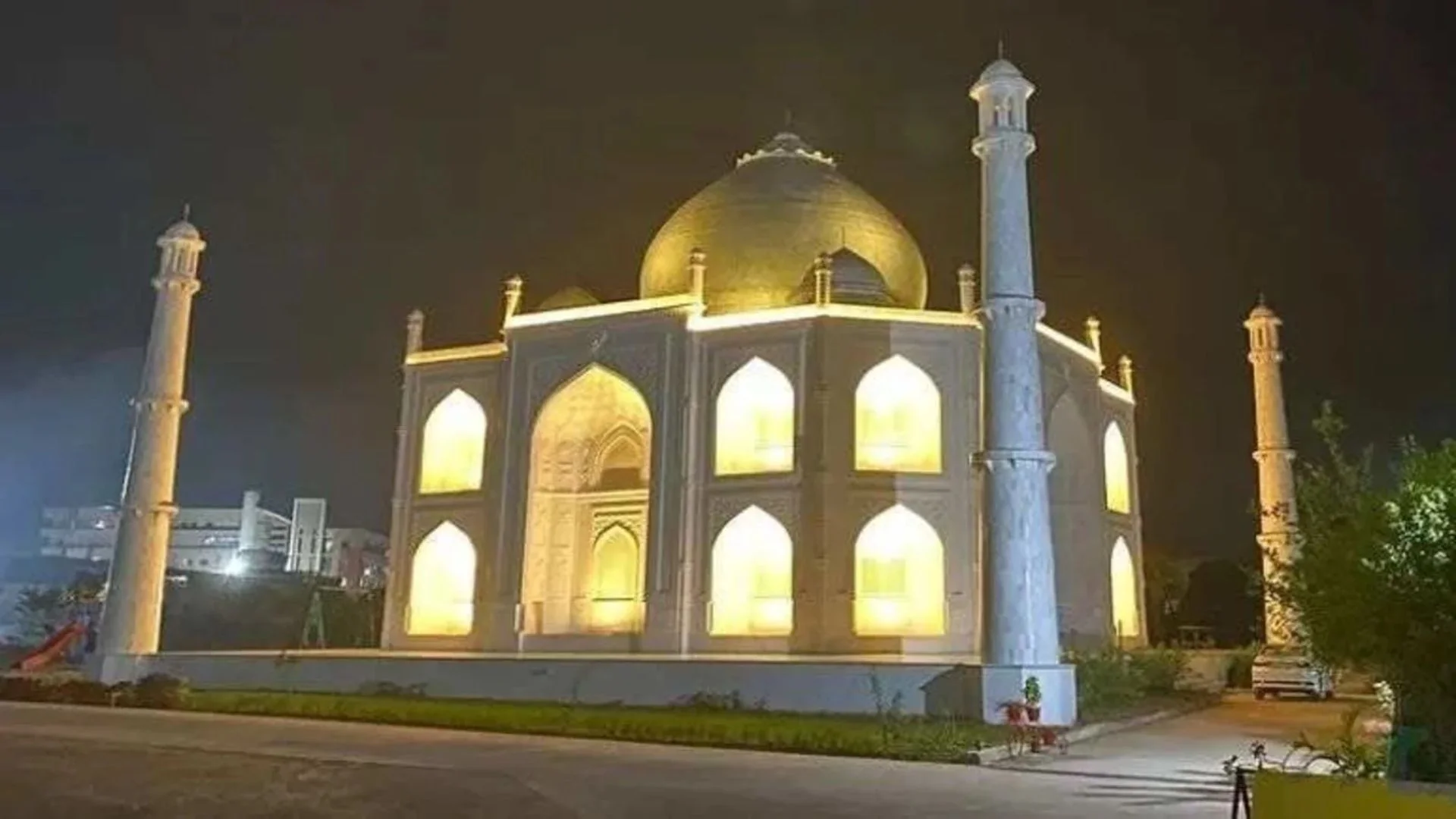 Madhya Pradesh School Owner Builds Mini Taj Mahal At Home, But It’s His Reason That Stuns All | WATCH