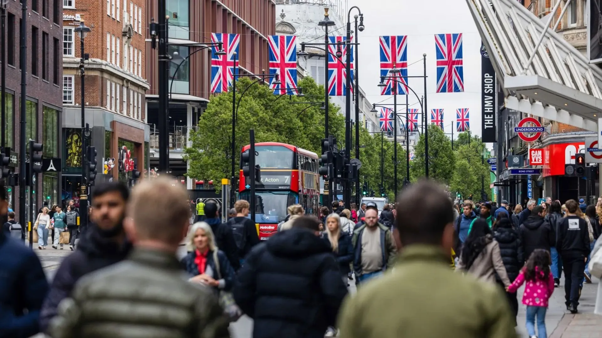 UK Economy Shrinks Sharply in April, Hit by US Trade War and Tax Hikes