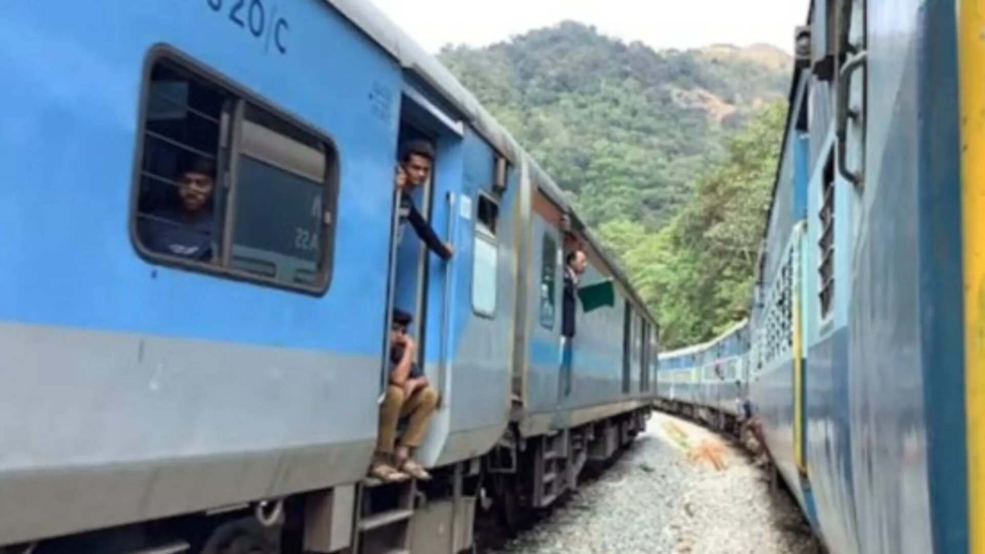‘Padhe Likhe Gawar’: Passenger Slams ‘Rich Family’ Turns AC Coach into Baraat