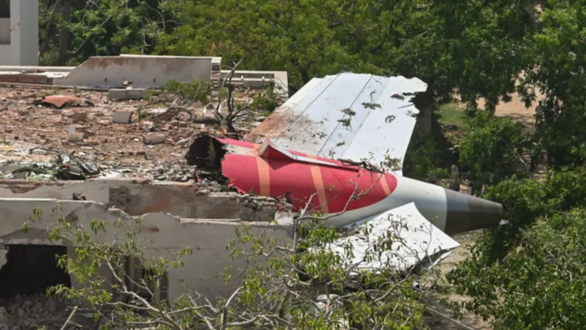 Air India Crash Probe Focuses on Dual Engine Failure in Boeing 787 Dreamliner
