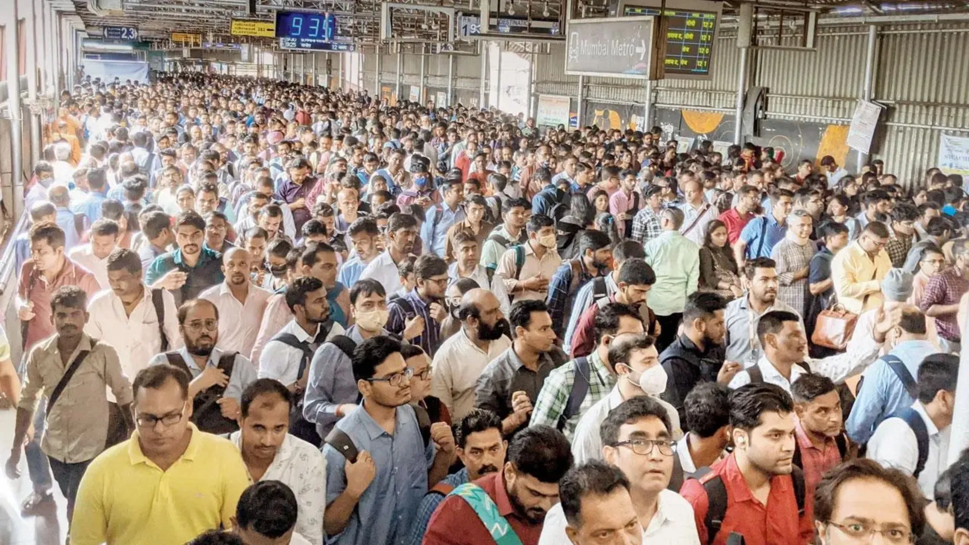 Crowds Swell as Mumbai Metro Trains Delay Over Snag | VIDEO