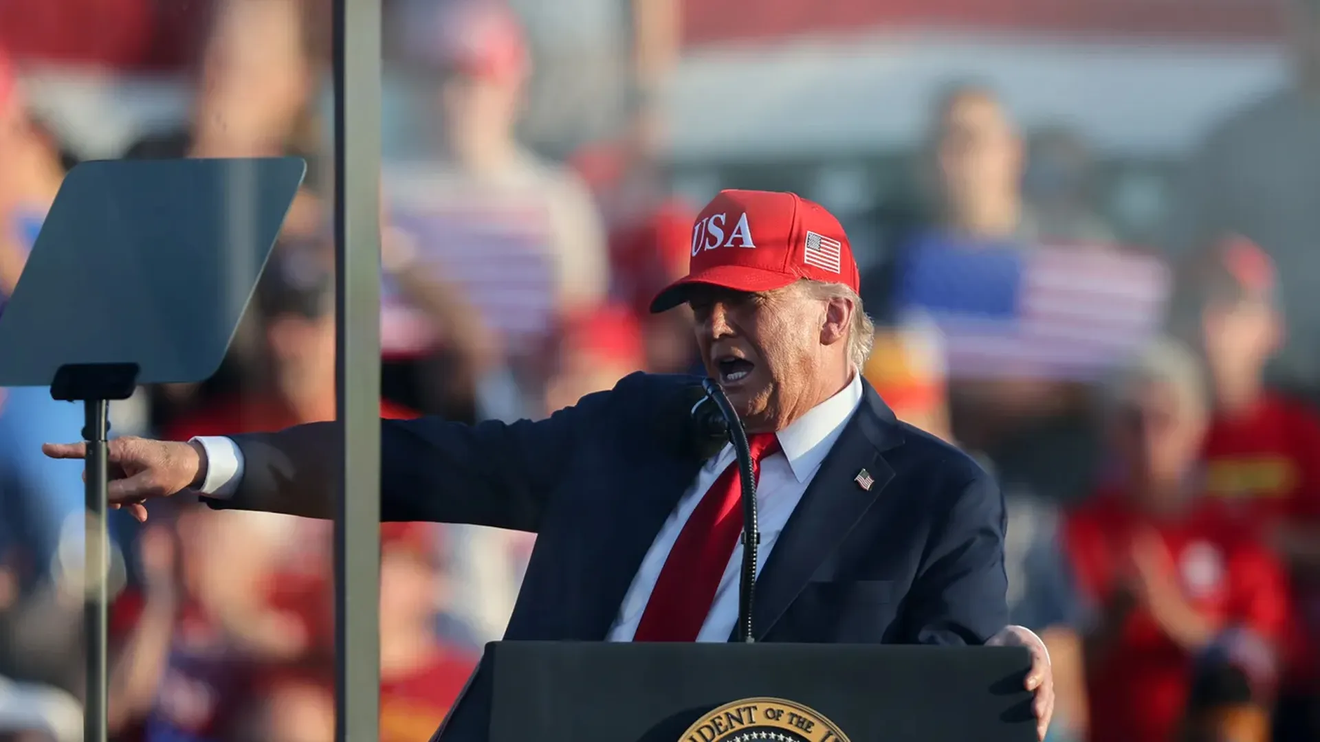 Donald Trump Announces UFC Championship Bout on White House Lawn in 2025