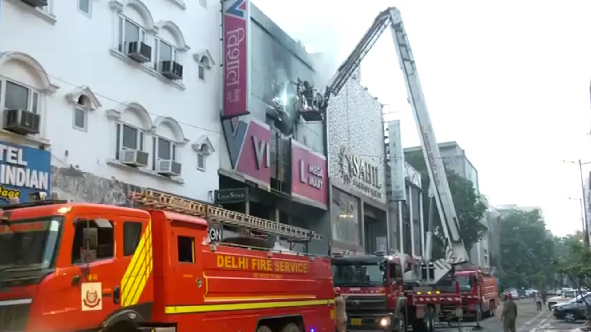 Vishal Mega Mart Blaze: Man Dies Inside Elevator During Fire in Delhi Store